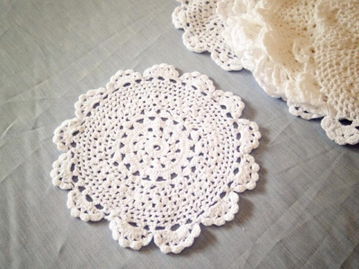 素手織就東方韻 小雅原創日系和風純白鉤花杯墊，品味生活中的禪意與匠心